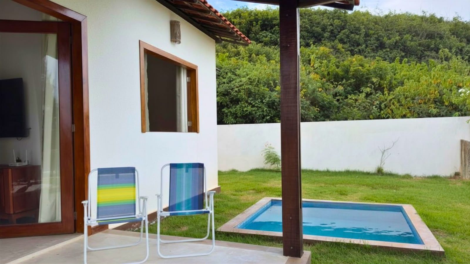 Área externa com piscininha