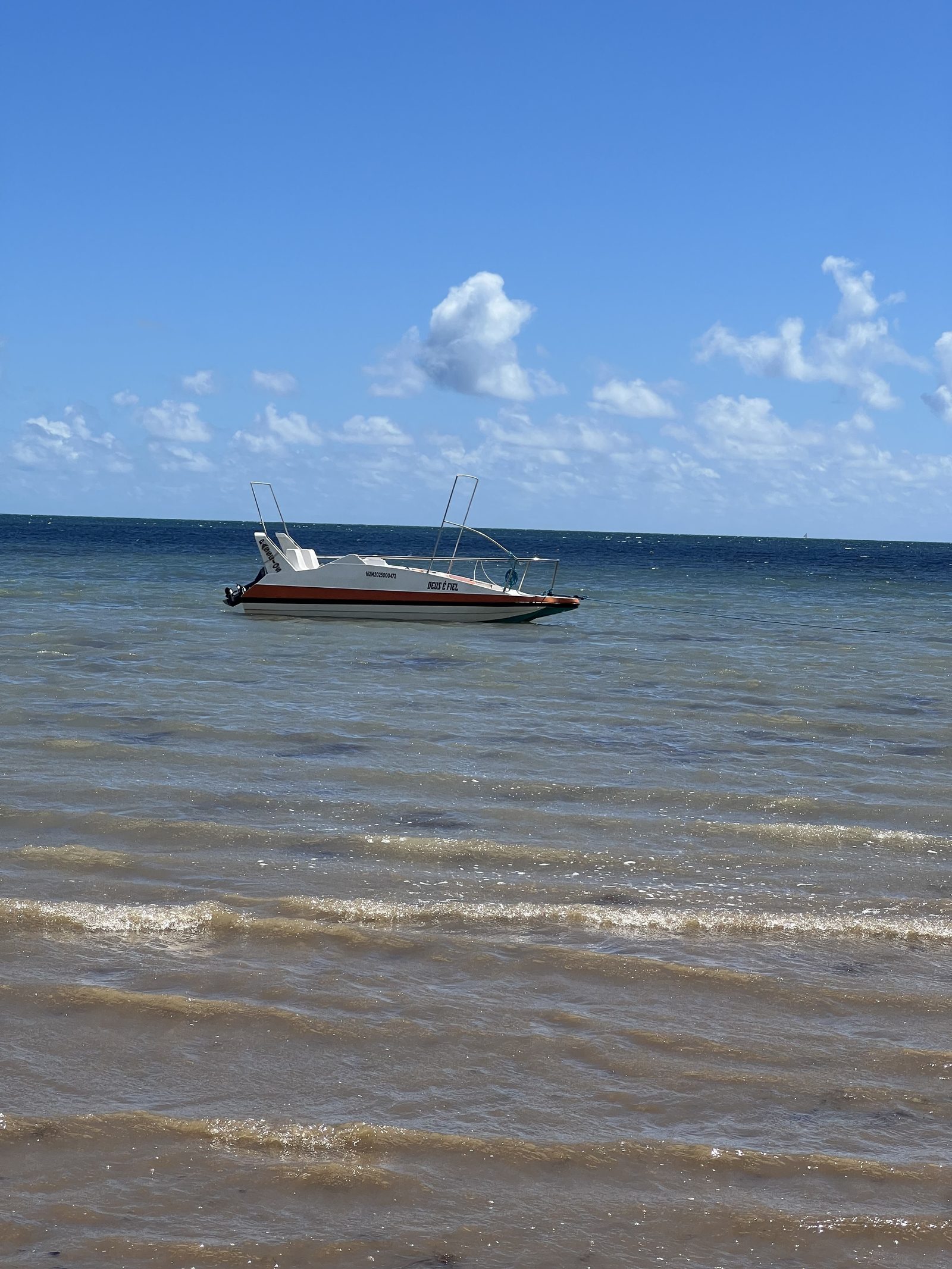 Lancha Deus é Fiel ancorada no mar do Retiro Grande