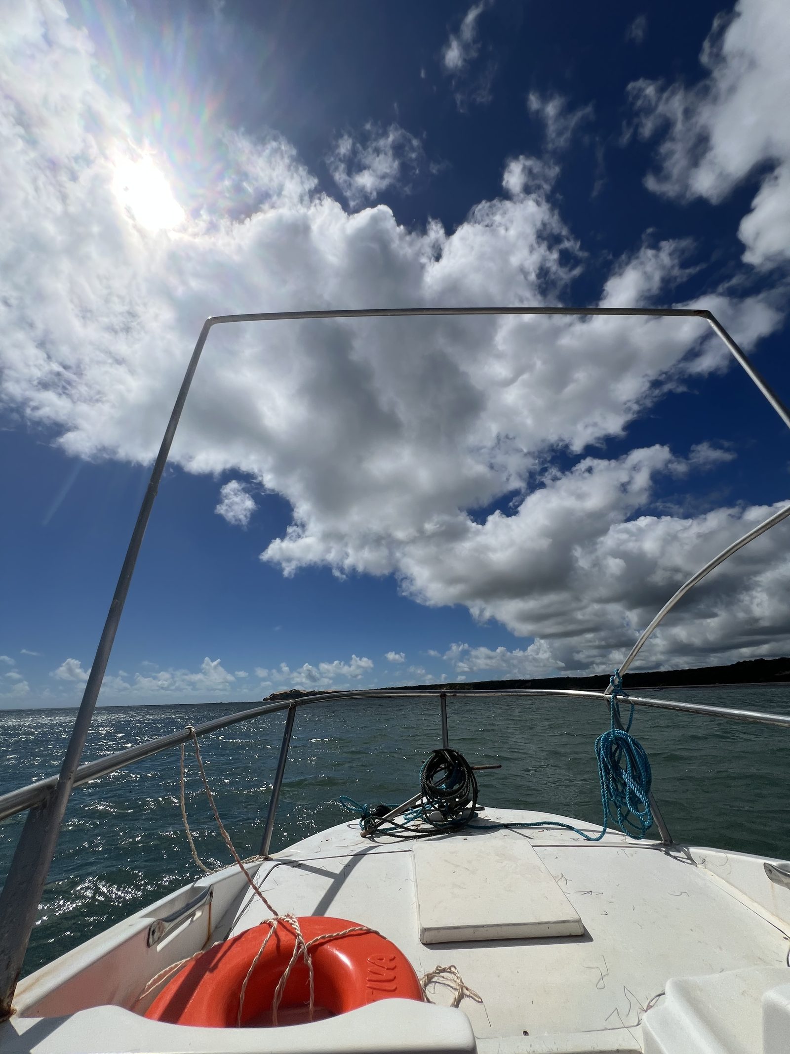 Vista da proa da lancha em movimento no mar
