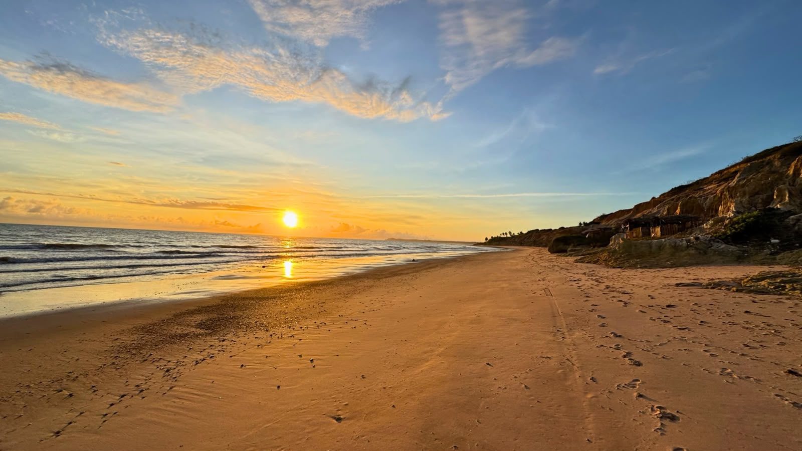 Pôr do sol na Praia do Retirinho, com falésias ao fundo